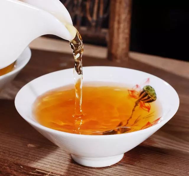 金骏眉和滇红哪个贵(秋冬该喝红茶了，哪些好喝又不贵？4大顶级红茶，你选对了吗)