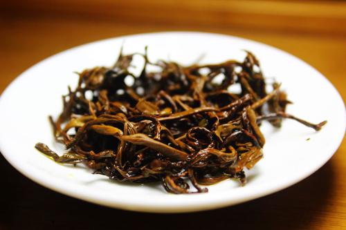滇红野生树(如何鉴别野生古树红茶和普通滇红茶？)