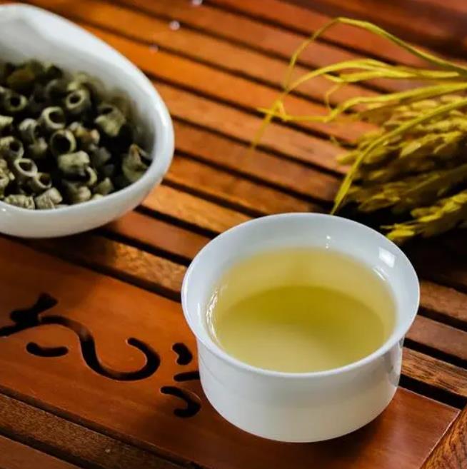 霍山黄芽的干茶气味(测评丨特级霍山黄芽：茶汤柔和细腻、香气丰富持久标准的黄茶特点)