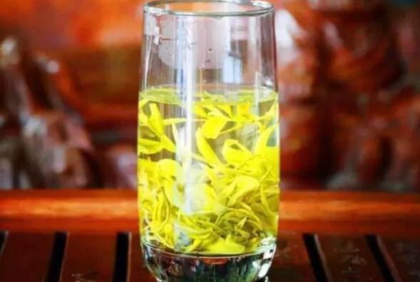 黄茶加工制作流程图(细说黄茶的“闷黄”工艺，由绿变黄，茶叶经历了怎样的历练过程)