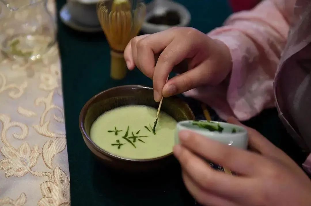 绿茶品牌 竹什么(逆势热销的竹叶青，凭何成为“中国高端绿茶名片”？)